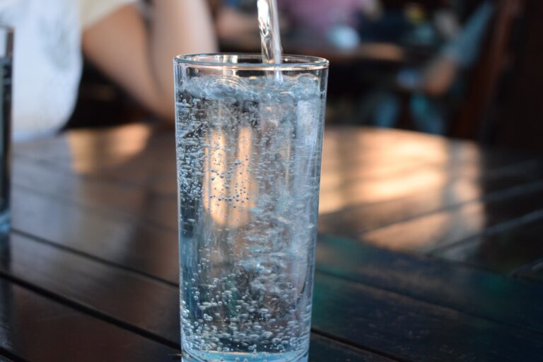TOP 10 zalet picia wody mineralnej